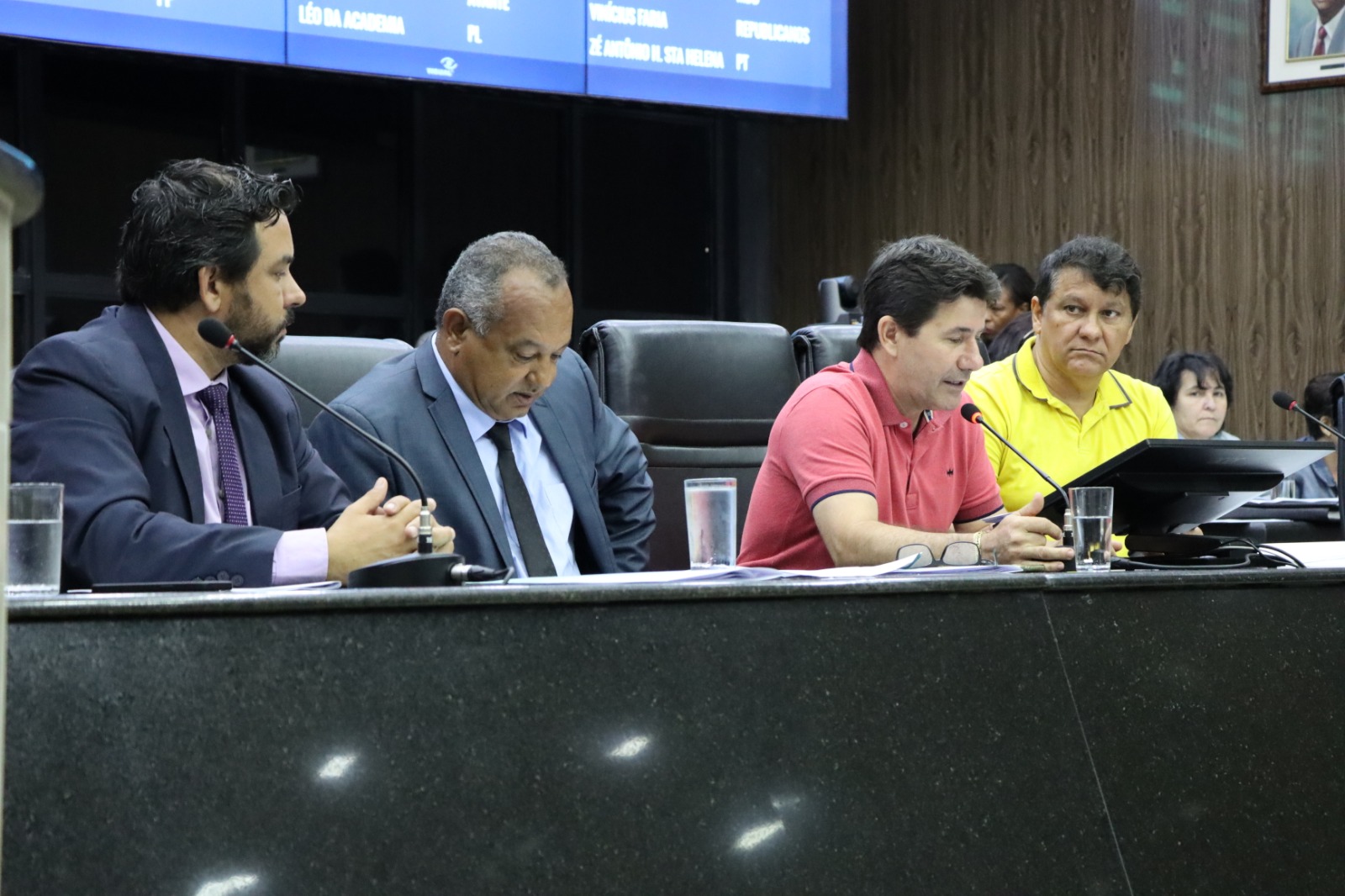 Baixinho da Garagem visita sede da Câmara de Contagem