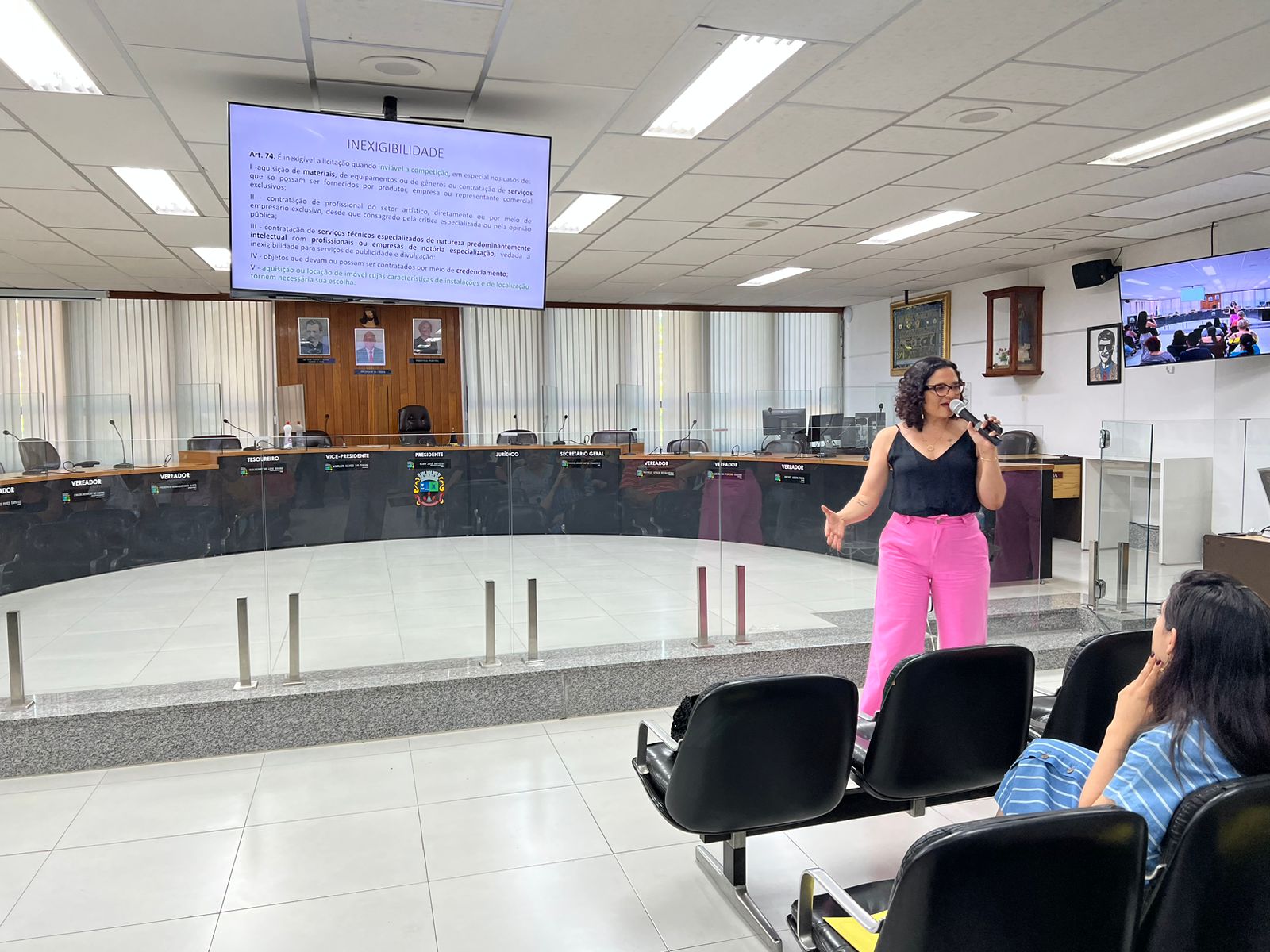 Dra. Priscila, especialista em Direito Público ministra palestra na CMPL