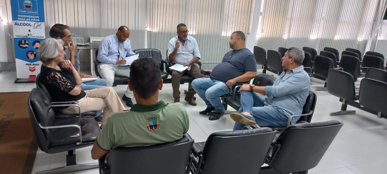 Solução para problema com animais soltos nas vias públicas é pré-definida em reunião